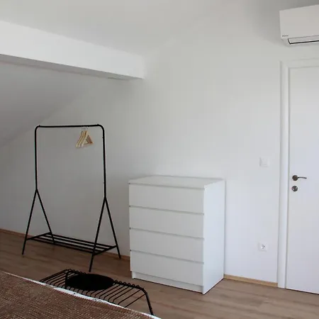 Sara * Betina (Sibenik-Knin)