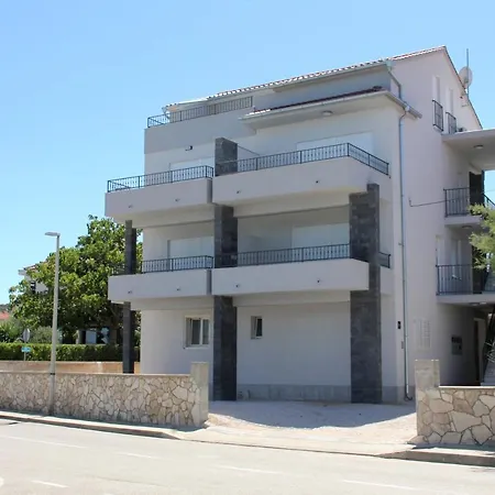 Sara * Betina (Sibenik-Knin)