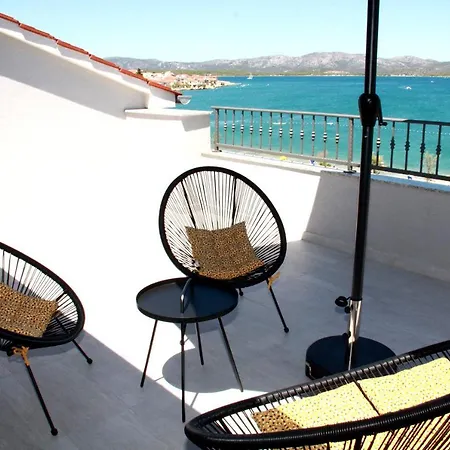 Sara * Betina (Sibenik-Knin)