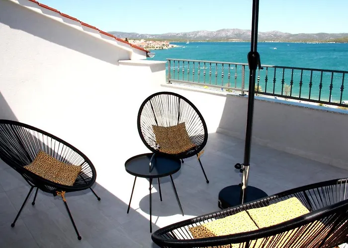 Sara * Betina (Sibenik-Knin)